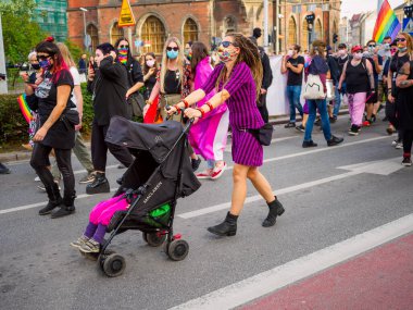 Wroclaw, Polonya, 03 Ekim 2020 - Wroclaw şehir merkezinde lgbt eşitlik yürüyüşü. Igbt gökkuşağı bayraklı bir sürü insan