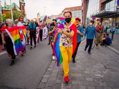 Wroclaw, Polonya, 03 Ekim 2020 - Wroclaw şehir merkezinde lgbt eşitlik yürüyüşü. Igbt gökkuşağı bayraklı bir sürü insan