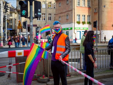 Wroclaw, Polonya, 03 Ekim 2020 - Wroclaw şehir merkezinde lgbt eşitlik yürüyüşü. Igbt gökkuşağı bayraklı bir sürü insan