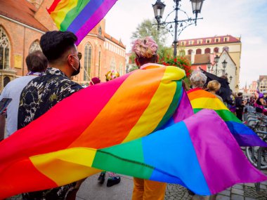 Wroclaw, Polonya, 03 Ekim 2020 - Wroclaw şehir merkezinde lgbt eşitlik yürüyüşü. Igbt gökkuşağı bayraklı bir sürü insan