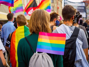 Wroclaw, Polonya, 03 Ekim 2020 - Wroclaw şehir merkezinde lgbt eşitlik yürüyüşü. Igbt gökkuşağı bayraklı bir sürü insan