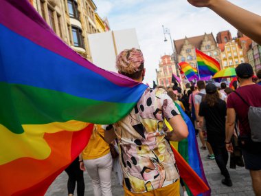 Wroclaw, Polonya, 03 Ekim 2020 - Wroclaw şehir merkezinde lgbt eşitlik yürüyüşü. Igbt gökkuşağı bayraklı bir sürü insan