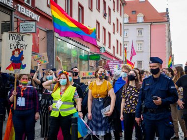 Wroclaw, Polonya, 03 Ekim 2020 - Wroclaw şehir merkezinde lgbt eşitlik yürüyüşü. Igbt gökkuşağı bayraklı bir sürü insan