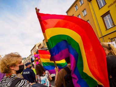 Wroclaw, Polonya, 03 Ekim 2020 - Wroclaw şehir merkezinde lgbt eşitlik yürüyüşü. Igbt gökkuşağı bayraklı bir sürü insan