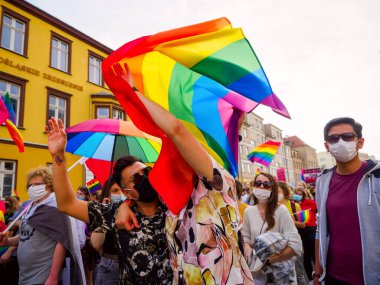 Wroclaw, Polonya, 03 Ekim 2020 - Wroclaw şehir merkezinde lgbt eşitlik yürüyüşü. Igbt gökkuşağı bayraklı bir sürü insan