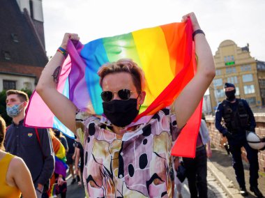 Wroclaw, Polonya, 03 Ekim 2020 - Wroclaw şehir merkezinde lgbt eşitlik yürüyüşü. Igbt gökkuşağı bayraklı bir sürü insan
