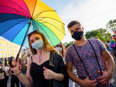 Wroclaw, Polonya, 03 Ekim 2020 - Wroclaw şehir merkezinde lgbt eşitlik yürüyüşü. Igbt gökkuşağı bayraklı bir sürü insan