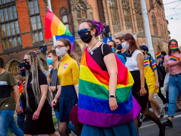 Wroclaw, Polonya, 03 Ekim 2020 - Wroclaw şehir merkezinde lgbt eşitlik yürüyüşü. Igbt gökkuşağı bayraklı bir sürü insan