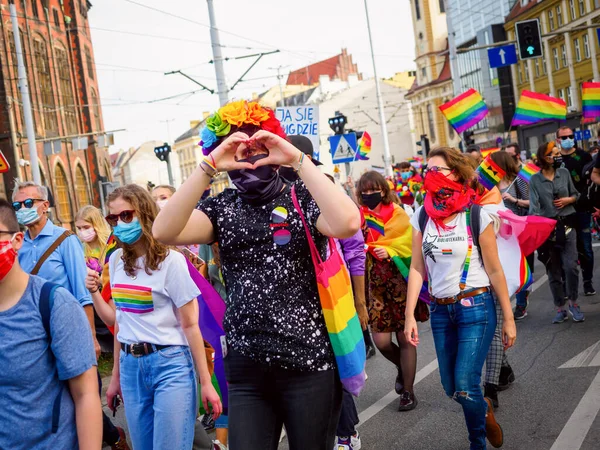 Wroclaw, Polonya, 03 Ekim 2020 - Wroclaw şehir merkezinde lgbt eşitlik yürüyüşü. Igbt gökkuşağı bayraklı bir sürü insan