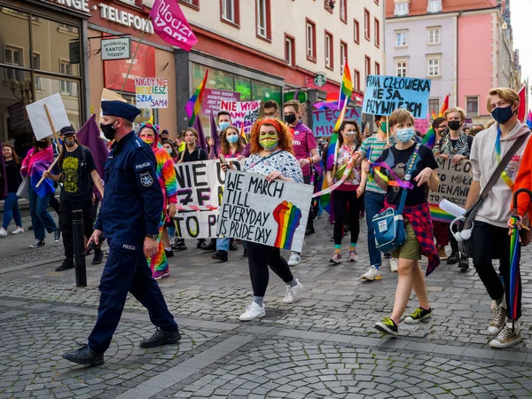 ポーランドのヴロツワフ 2020年10月3日 ウロツワフ市中心部でLgbt平等行進 多くの人が虹の旗を持っています — ストック写真