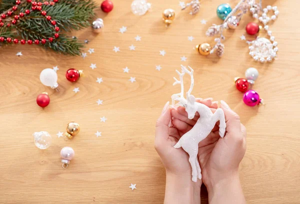Julkoncept Mänskliga Händer Håller Keramisk Jul Dekoration Form Rådjur Med — Stockfoto