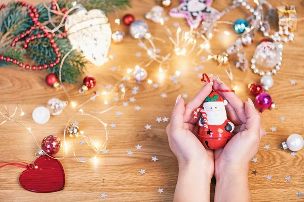Julkoncept Mänskliga Händer Hålla Jul Dekoration Form Santa Claus Med — Stockfoto