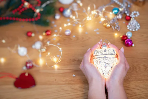 Conceito Natal Mãos Humanas Segurar Uma Decoração Natal Cerâmica Forma — Fotografia de Stock