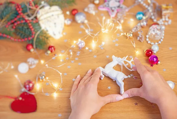 Рождественская Идея Человеческие Руки Держат Керамическое Рождественское Украшение Форме Оленя — стоковое фото