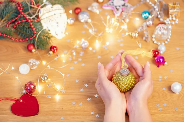 Conceito Natal Mão Humana Segurar Uma Bugiganga Natal Vidro Com — Fotografia de Stock