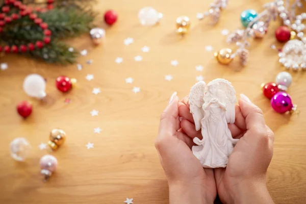 Julkoncept Mänskliga Händer Håller Keramisk Jul Dekoration Form Ängel Med — Stockfoto