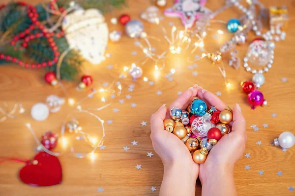 Conceito Natal Mãos Humanas Segurar Baubles Natal Vidro Com Luzes — Fotografia de Stock