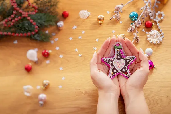 Julkoncept Mänsklig Hand Hålla Keramisk Jul Dekoration Form Cookie Stjärna — Stockfoto