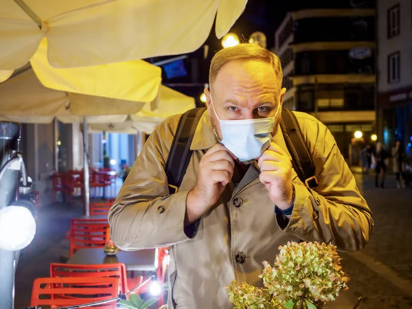 Adult Man Wearing Mask Walking Night European City Mask Necessary — Stock Photo, Image