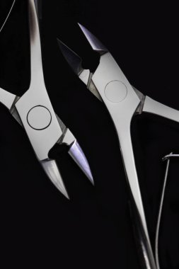 Profesyonel manikür araçları. Tırnak bakım araçları siyah masada closeup. 