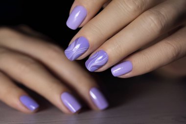 Güzel tırnakları olan kadın elleri. Şık moda kadın manikürü. Güzel genç bir kadının elleri. Manikür manikürü.