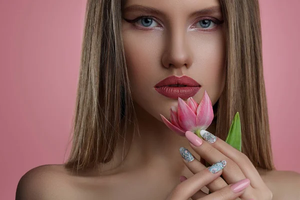 Retrato Beleza Mulher Jovem Com Flor Menina Modelo Com Maquiagem — Fotografia de Stock