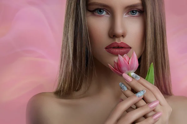 Beauty Porträtt Ung Kvinna Med Blomma Modell Flicka Med Professionell — Stockfoto