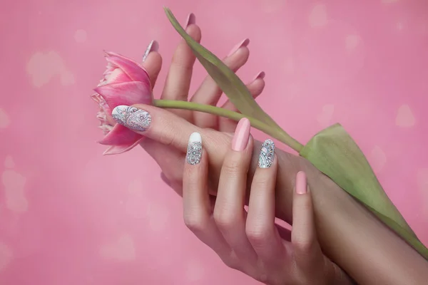 Nageldesign Hände Mit Rosa Maniküre Auf Rosa Hintergrund Nahaufnahme Weiblicher — Stockfoto