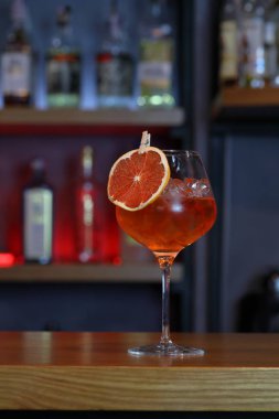 Sayaç ba bar turuncu turuncu kokteyl bardak süslenmiş
