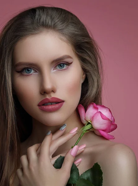 Krásy Portrét Mladé Ženy Květem Modelu Dívka Profesionální Make Nail — Stock fotografie
