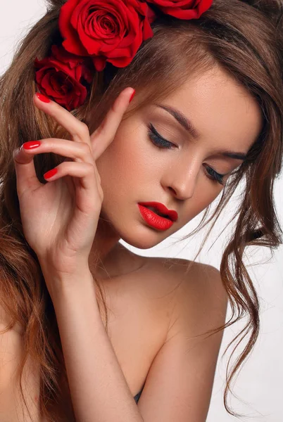 Belle mode Femme aux lèvres et ongles rouges.Roses sur cheveux . — Photo