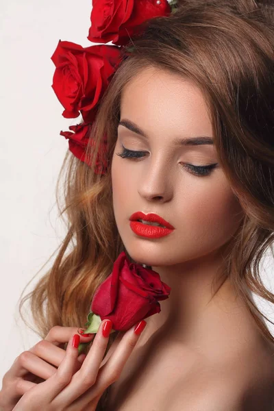 Moda bonita Mulher com lábios vermelhos e pregos. Rosas no cabelo . — Fotografia de Stock