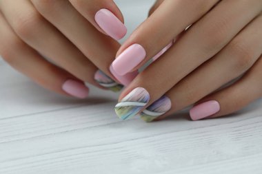 Sanat Tasarım çivi. El ile pembe manikür pembe arka plan.