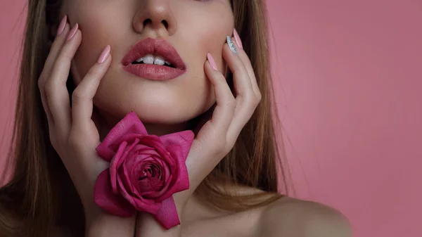 Krásy Portrét Mladé Ženy Květem Modelu Dívka Profesionální Make Nail — Stock fotografie