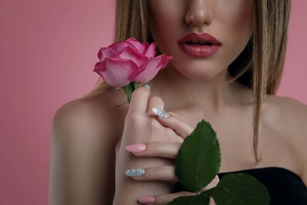 Piękno Portret Młodej Kobiety Kwiatem Model Dziewczyna Profesjonalny Makijaż Manicure — Zdjęcie stockowe