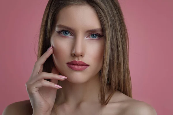 Piękno Portret Młodej Kobiety Kwiatem Model Dziewczyna Profesjonalny Makijaż Manicure — Zdjęcie stockowe