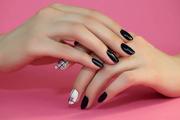 Nails Art Design Manos Con Manicura Sobre Fondo Rosa Primer — Foto de Stock