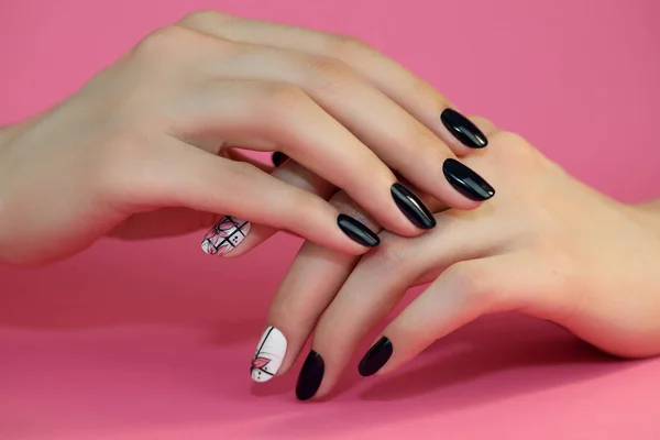 Nail Art Design Kezét Manikűr Rózsaszín Háttér Tavaszi Virág Szoros — Stock Fotó