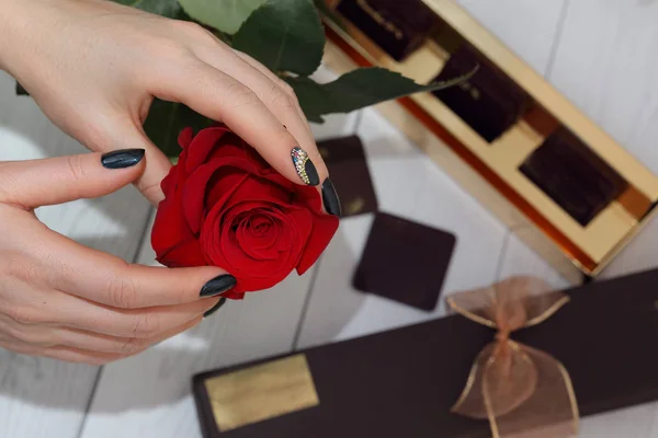 Las Manos Femeninas Con Hermosas Uñas Manicura Femenina Moderna Estilizada —  Fotos de Stock