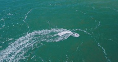 İnsanlar denizde jet ski oynuyorlar. Havadan görünüm. 