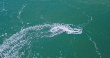 İnsanlar denizde jet ski oynuyorlar. Havadan görünüm. 