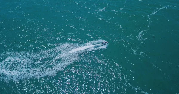 La gente está jugando una moto acuática en el mar. Vista aérea . — Foto de Stock