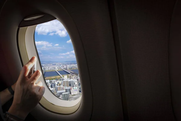 Bela Vista Panorâmica Ariel Janela Avião Com Mão Mulher Usando — Fotografia de Stock