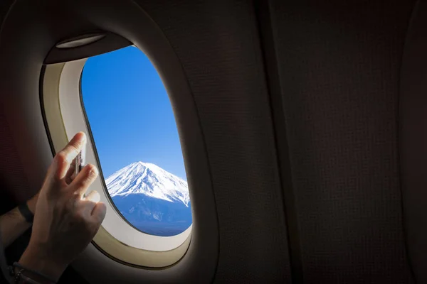 Bela Vista Panorâmica Ariel Janela Avião Com Mão Mulher Usando — Fotografia de Stock