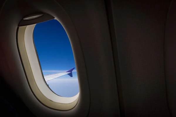 从飞机窗口俯瞰美丽的爱丽儿风景 免版税图库图片