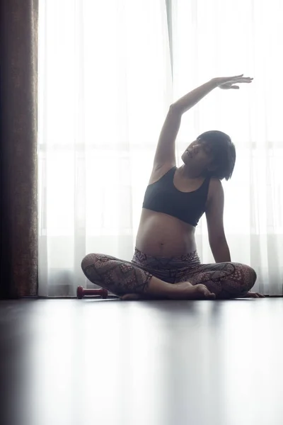 Evde Perdenin Üzerinde Yoga Yapan Hamile Bir Kadının Silueti — Stok fotoğraf