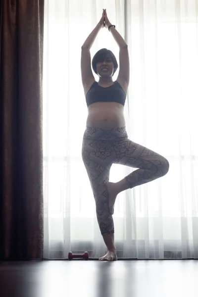 Evde Perdenin Üzerinde Yoga Yapan Hamile Bir Kadının Silueti — Stok fotoğraf
