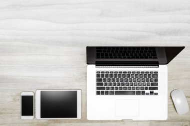 Dizüstü bilgisayarlı ahşap ofis masası, düz plan konsepti. Kopyalama alanı için resim boş.