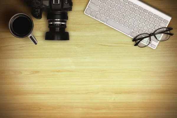 Dizüstü Bilgisayarı Gözlüğü Kahve Fincanı Fotoğraf Makinesi Olan Ahşap Ofis — Stok fotoğraf