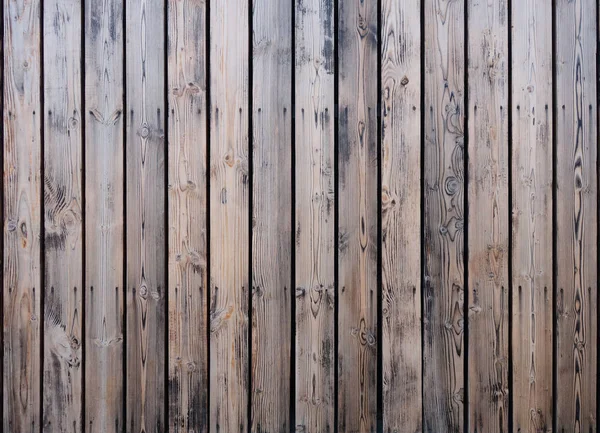 Superfície das velhas tábuas de madeira danificadas e intemperizadas — Fotografia de Stock